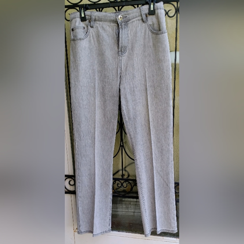 DG2 jean in light grey, lightweight. Bootcut bottoms.